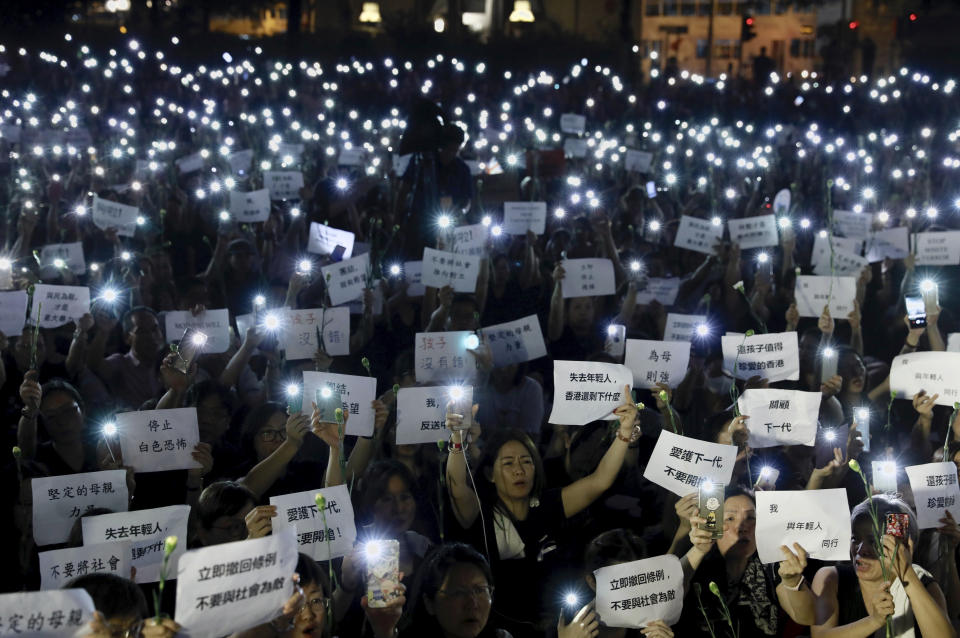 ▲6000名港媽14日晚間身穿黑衣，舉行「香港媽媽反送中集氣大會」，痛批林鄭月娥不配做母親。（圖／美聯社／達志影像）