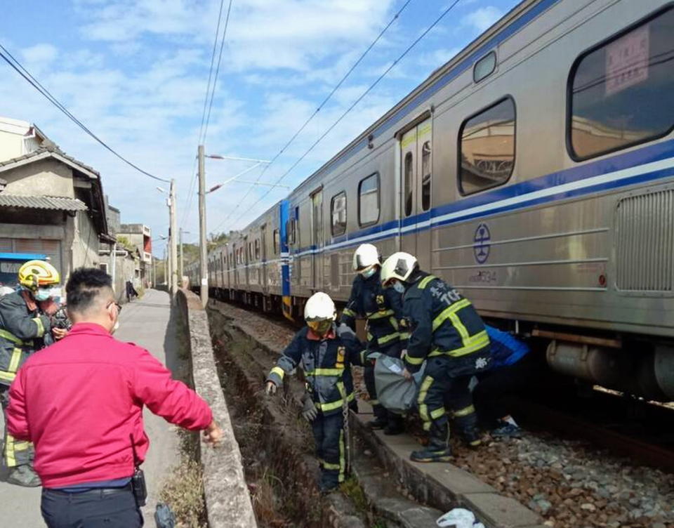 台中市大甲區開元路平交道昨日中午發生一名民眾遭區間車撞斃，警方初步調查死者為偷竊機車的竊嫌，身分尚待釐清。（記者陳金龍翻攝）