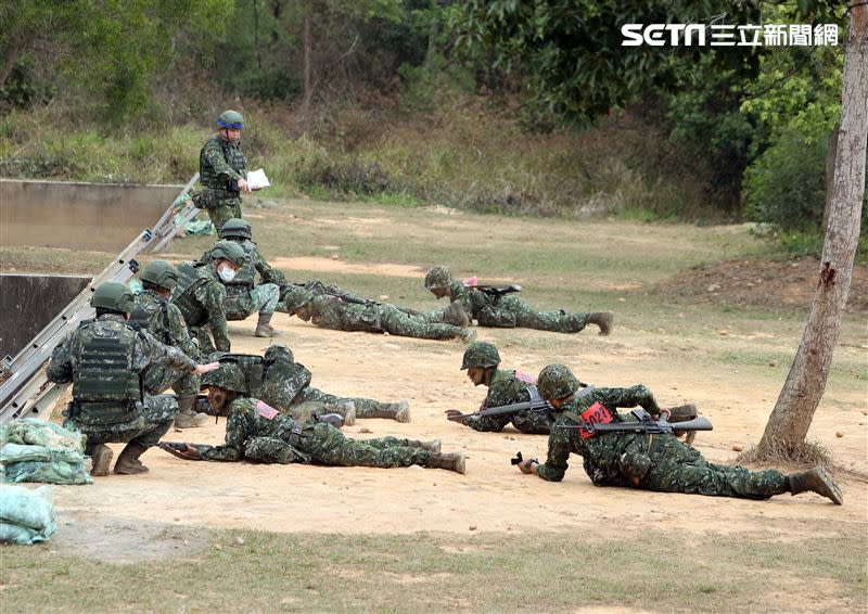 一年期義務役入伍訓練期末鑑測，「綜合戰鬥教練」震撼教育通過障礙。（圖/記者邱榮吉攝影）