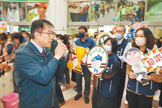 台南市政府15日在永華市政中心舉行新春團拜，市長黃偉哲（左）向市府同仁拜年。（曹婷婷攝）