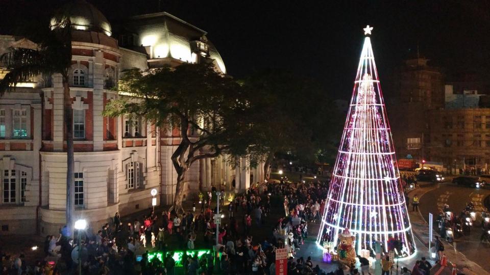 ▲台灣文學館前今晚點亮15公尺高的光雕聖誕樹。 （圖／記者黃文博翻攝，2017.12.03）