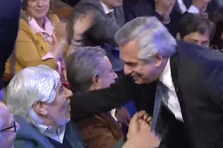 Alberto Fernández saluda a Hugo Moyano en el acto de homenaje a Cafiero; atrás, Eduardo Duhalde