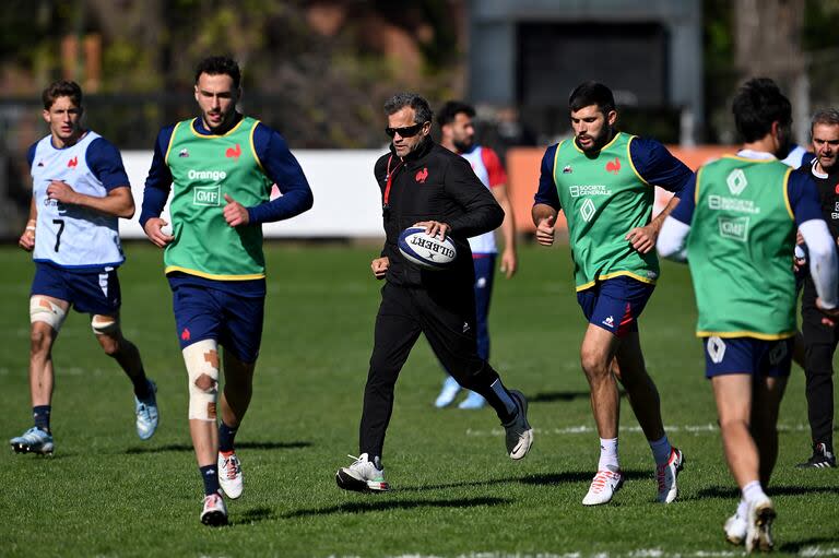 El entrenador francés Fabien Galthie, en medio del entrenamiento de su seleccionado, antes de viajar a Mendoza.