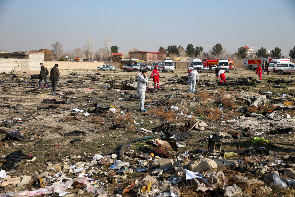  Caption 1503ab78-8665-3192-9aba-6029e74594a4   Rescatistas trabajan en la zona donde cayó el avión de Ucrania en Teherán/Reuters