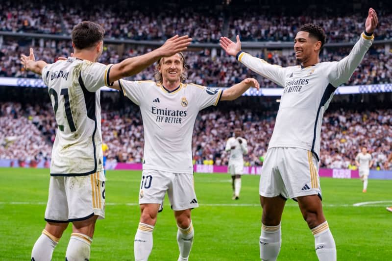 Real Madrids's Brahim Diaz (L), Luka Modric (C) and Jude Bellingham celebrate a goal during the Spanish Primera Division La Liga soccer match between Real Madrid and Cadiz CF at Estadio Santiago Bernabeu. Alberto Gardin/ZUMA Press Wire/dpa