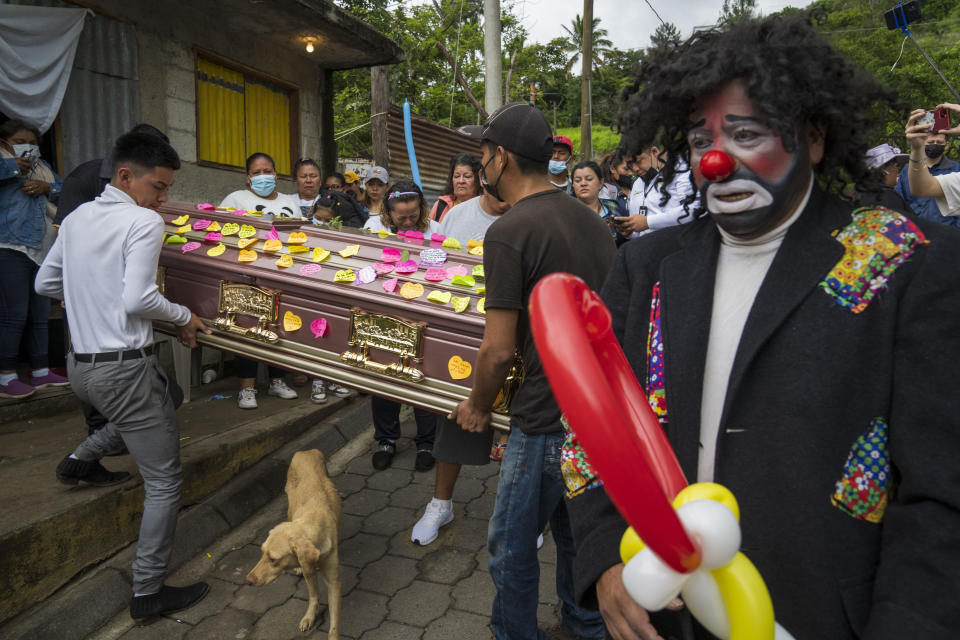 Familiares cargan un ataúd con los restos de Joselin Chacón Lobo, conocida como "Chispita", al inicio de su cortejo fúnebre en Amatitlán, Guatemala, el 3 de julio de 2022. Chacón Lobo estuvo desaparecida durante casi dos meses y fue encontrada enterrada en una tumba clandestina junto a su esposo, Nelson Estiven Villatoro, quien también se desempeñaba como payaso. (AP Foto/Moisés Castillo)