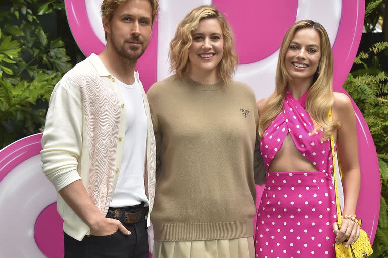 Ryan Gosling, la directora Greta Gerwig y Margot Robbie, a fines de junio pasado en Los Angeles, durante una presentación de la película Barbie  