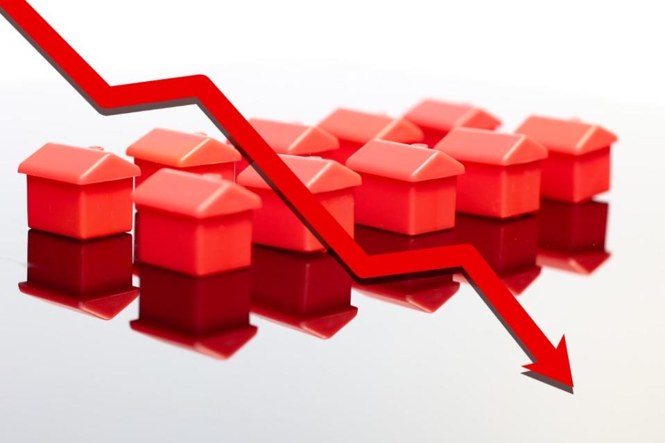 Experts warn that a significant drop in mortgage rates would likely spur a deep recession. Praewphan – stock.adobe.com