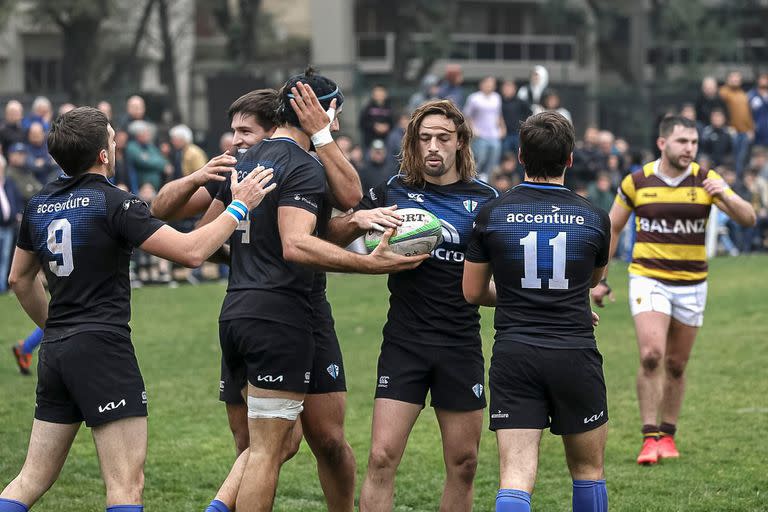 Tomás Borghi acaba de marcar tercer try de SIC y es felicitado por Piccardo, Piran y Juan Soares Gache.