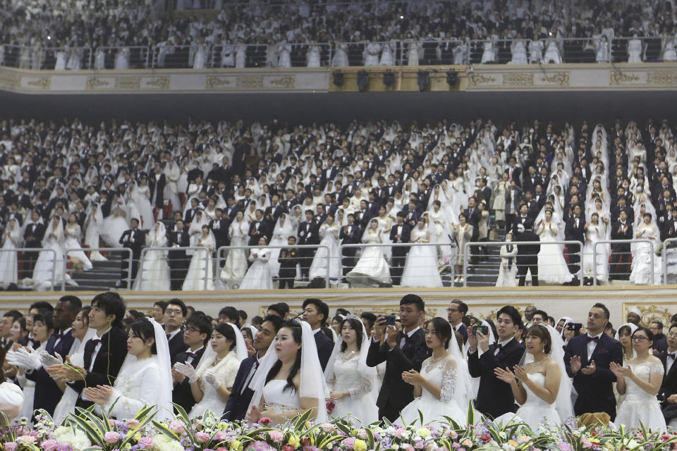 Fotos como esta de sus bodas masivas han dado la vuelta al mundo. (Foto: AP Photo/Ahn Young-joon)