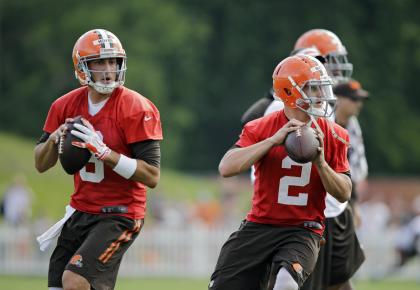 Brian Hoyer (L) has no plans of surrendering the No. 1 QB spot to Johnny Manziel. (AP) 