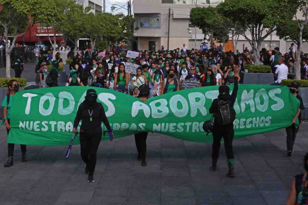 Manifestantes Feministas se pronuncian a favor del aborto y marchan en Jalisco. (Foto: Animal Político).
