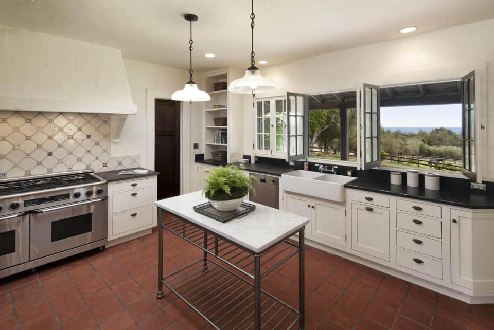 Appliances are modern. (Photos: Images courtesy of Trulia)