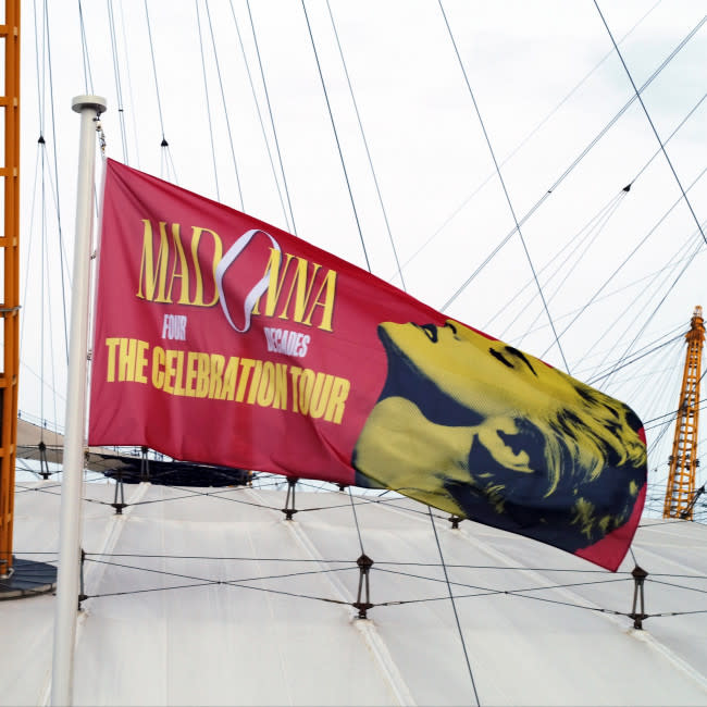 Una bandera anunciando 'The Celebration Tour' ya ondea en lo alto del pabellón O2 de Londres, donde este sábado arranca la gira de Madonna credit:Bang Showbiz