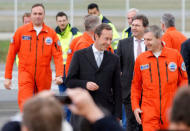 Flight test engineers speak with Airbus Chief Executive Officer Fabrice Bregier (C) after the maiden flight of the Airbus A350-1000 in Colomiers near Toulouse, Southwestern France, November 24, 2016. REUTERS/Regis Duvignau