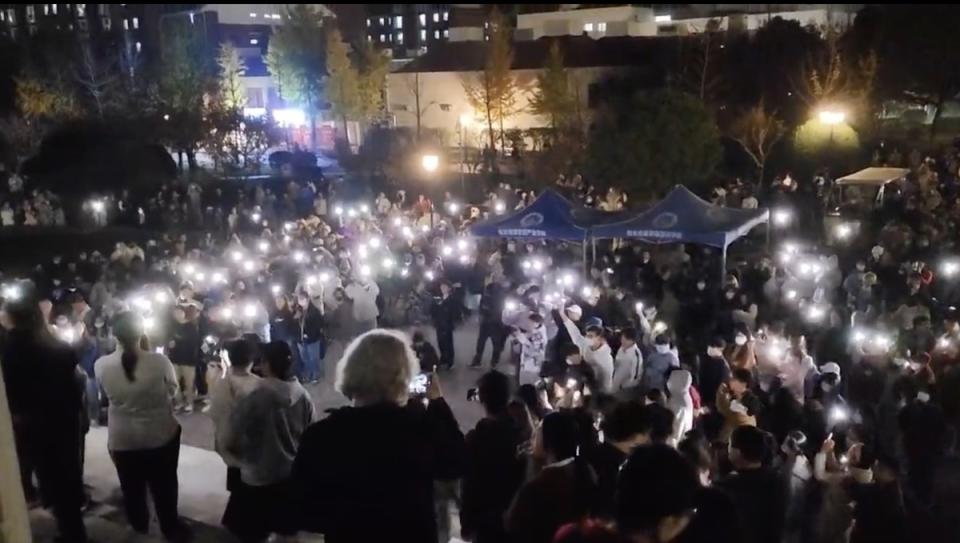 2022年11月26日深夜，南京傳媒學院學生抗議，高喊「人民萬歲！逝者安息！」　取自李老師不是你老師推特