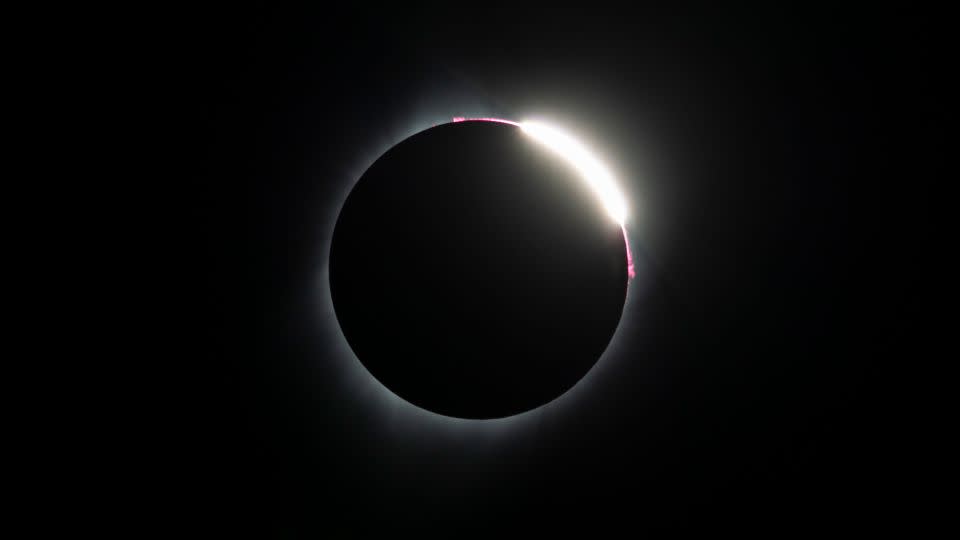 The "diamond ring" effect happens just before the moon completely covers up the sun. Here's an example from the total solar eclipse in 2017, as photographed from Madras, Oregon. - Stan Honda