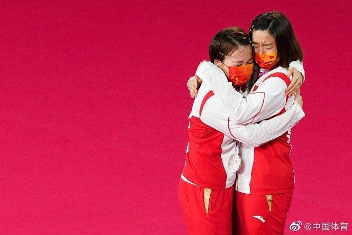 中國羽球女雙組合陳清晨（左）和賈一凡（右）於東京奧運獲得銀牌。（翻攝微博）