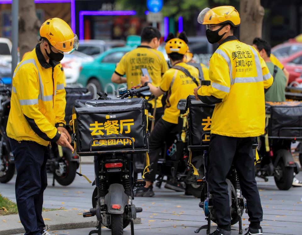 Überall in den Großstädten zu sehen: Die Fahrer mit den gelben Helmen gehören zum Lieferdienst Meituan. - Copyright: picture alliance/ASSOCIATED PRESS/Lin Weibin/ColorChinaPhoto
