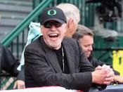 <p>29. Phil Knight – Nei primi anni ’60 iniziò a distribuire scarpe giapponesi in America, con un nuovo nome. Nel giro di pochi anni, però, decise di mettersi in proprio e nel 1968 creò la sua azienda, che chiamò Nike. Oggi ne è il presidente onorario e vale 25 miliardi di dollari. </p>