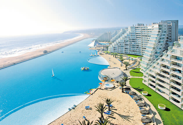 Vista aérea de la piscina construida por "Crystal Lagoons" en el resort de Chile. Cortesía Crystal Lagoons Corp./SOLO USO EDITORIAL