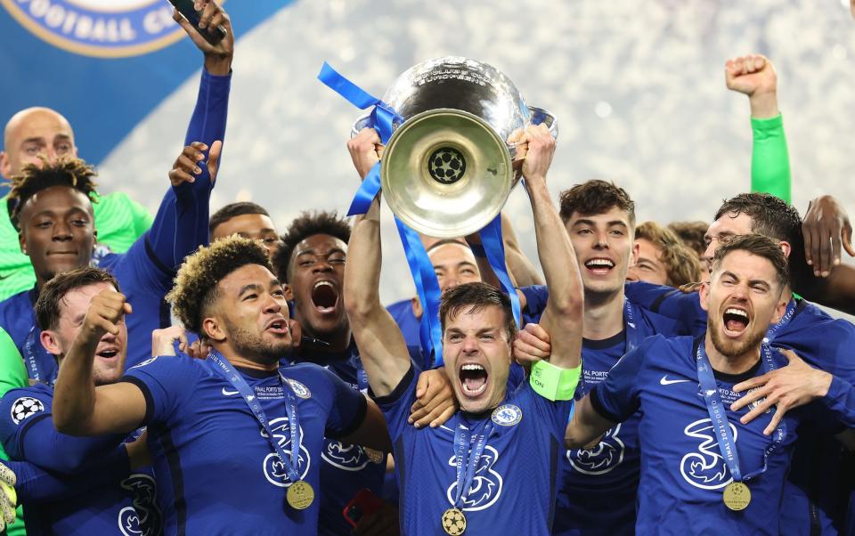  Cesar Azpilicueta of Chelsea lifts the Champions League Trophy following their team's victory in the UEFA Champions League Final between Manchester City and Chelsea FC at Estadio do Dragao on May 29, 2021 in Porto, Portugal. - UEFA/UEFA via Getty Images