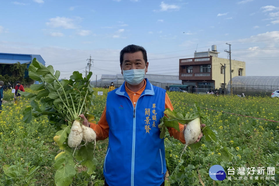 簡景賢鎮長也樂在其中。（公所提供）