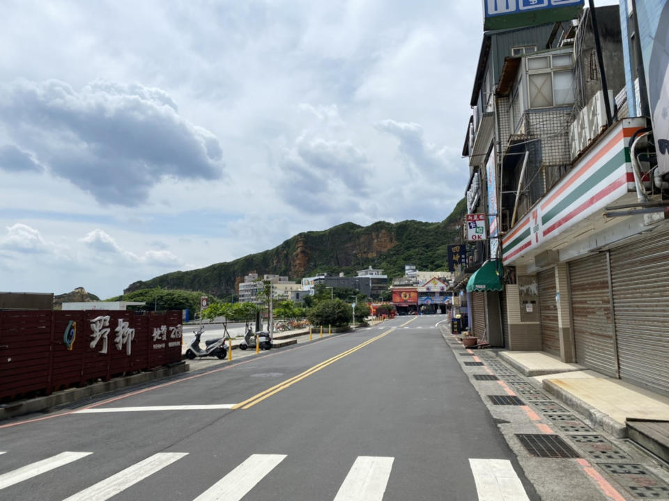 廣受遊客喜愛的野柳地質公園原本不分平假日，停車場都是一位難求，22日配合全國防疫三級警戒閉園，街頭空蕩蕩。中央社（民眾提供）
