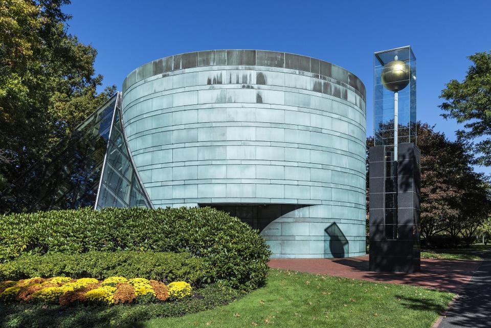 Harvard Business School (Boston)
A gift from the Harvard Business School’s class of 1959, this cylinder-shaped chapel designed by Moshe Safdie and built in 1992 received LEED Gold Certification, in 2011.