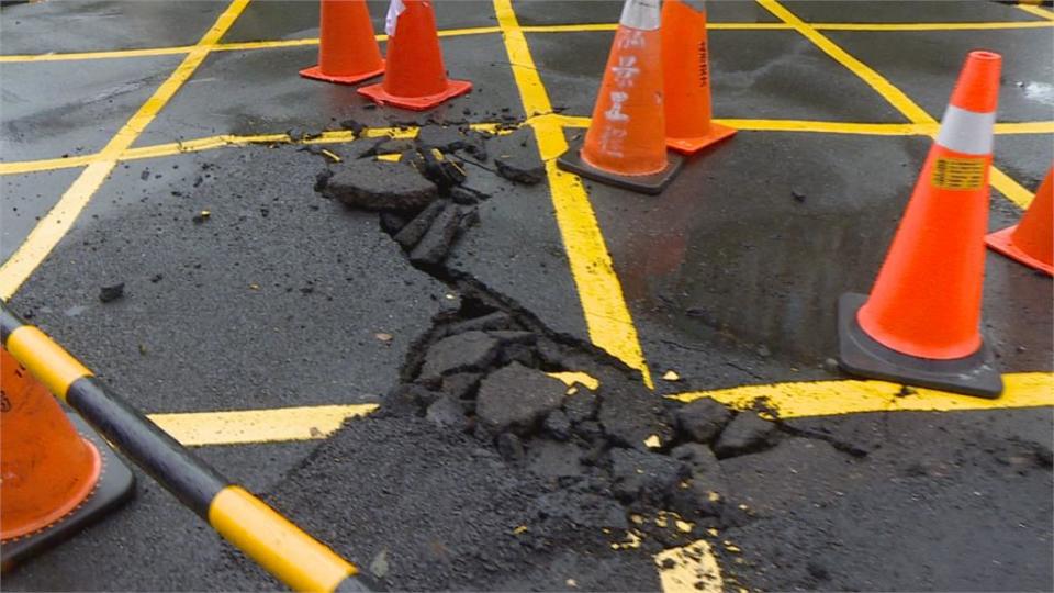 大雨後　松仁路道路碎裂挨批豆腐渣工程