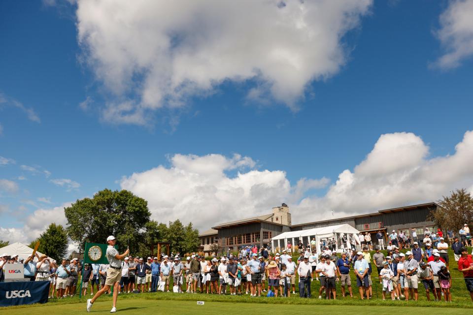 Noah Kent realiza su tiro de salida en el primer hoyo durante los cuartos de final del US Amateur 2024 en el Hazeltine National Golf Club en Chaska, Minnesota, el viernes 16 de agosto de 2024. (Chris Keane/USGA)