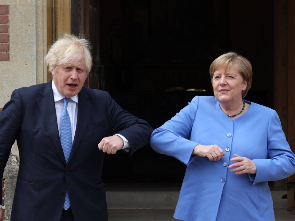 Angela Merkel mit Boris Johnson bei ihrer Abschiedstour im Vereinigten Königreich im Sommer. (Bild: imago images/i Images)