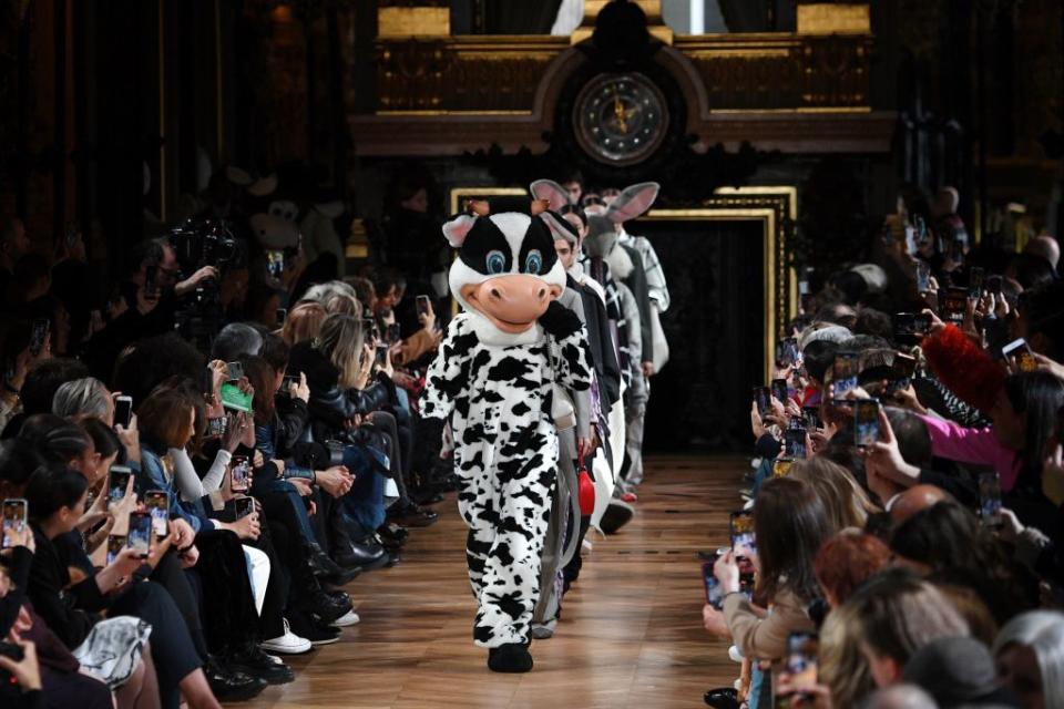 Plus habitué à accueillir des petits rats, l’Opéra Garnier a ouvert ses portes, ce lundi 2 mars, à des créatures plus volumineuses lors du show McCartney ! En plus de traditionnels mannequins, la styliste britannique a fait défiler une vache, un renard, un crocodile ou encore un lapin pour rappeler qu’une mode durable et respectueuse des animaux est tout à fait possible. Véritables stars de ce défilé, les personnages en costume ont été généreusement applaudis par un public conquis © ANNE-CHRISTINE POUJOULAT/AFP via Getty Images