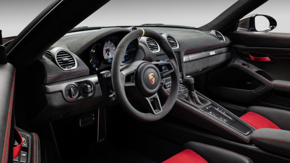 718 Spyder RS車內大量使用戰鬥化的鋪陳。(圖片來源/ Porsche)