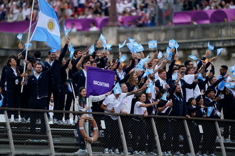 Los atletas argentinos, con Rocío Sánchez Moccia y Luciano De Cecco como abanderados, durante el original desfile de apertura de París 2024.