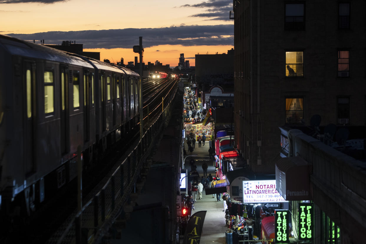 Una vía elevada del metro en Corona, Queens, donde miles de inmigrantes venezolanos recién llegados están estableciendo su hogar en la ciudad, el 27 de noviembre de 2023. (Todd Heisler/The New York Times).