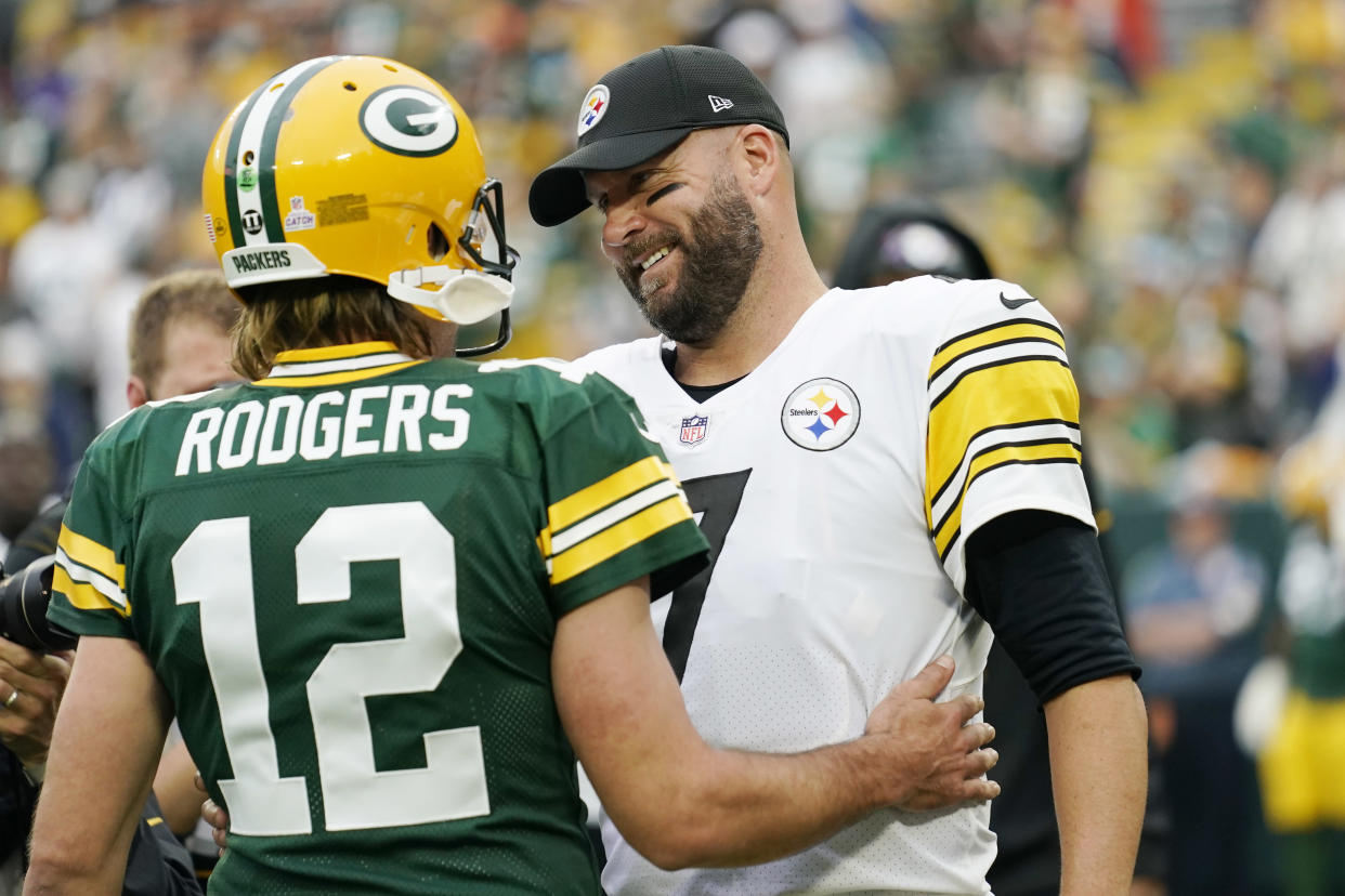 GREEN BAY, WISCONSIN - OCTOBER 03: Aaron Rodgers #12 of the Green Bay Packers talks with Ben Roethlisberger #7 of the Pittsburgh Steelers before the game at Lambeau Field on October 03, 2021 in Green Bay, Wisconsin. (Photo by Patrick McDermott/Getty Images)