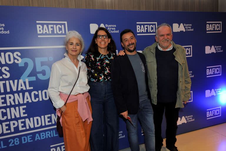 Cecilia Dopazo con los directores del documental, Denise Urfeig y Mariano Frigerio y el creador de Tango feroz, Marcelo Piñeyro. En 2021 la dupla de directores hizo su primer documental Carroceros, como tributo a Esperando la carroza.