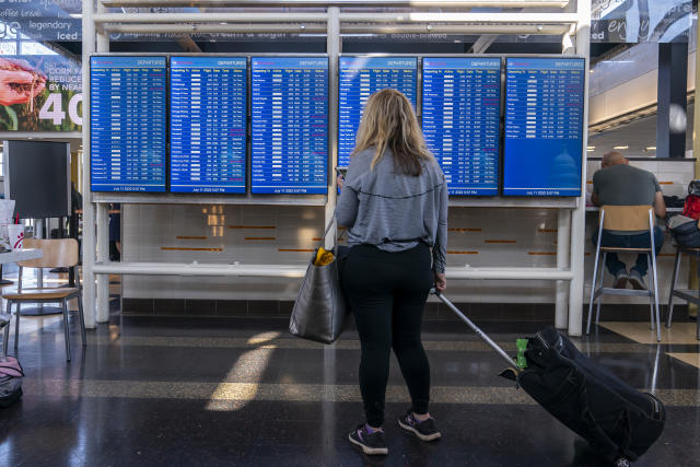 Hundreds of passengers at Reagan Airport say they were 'stranded