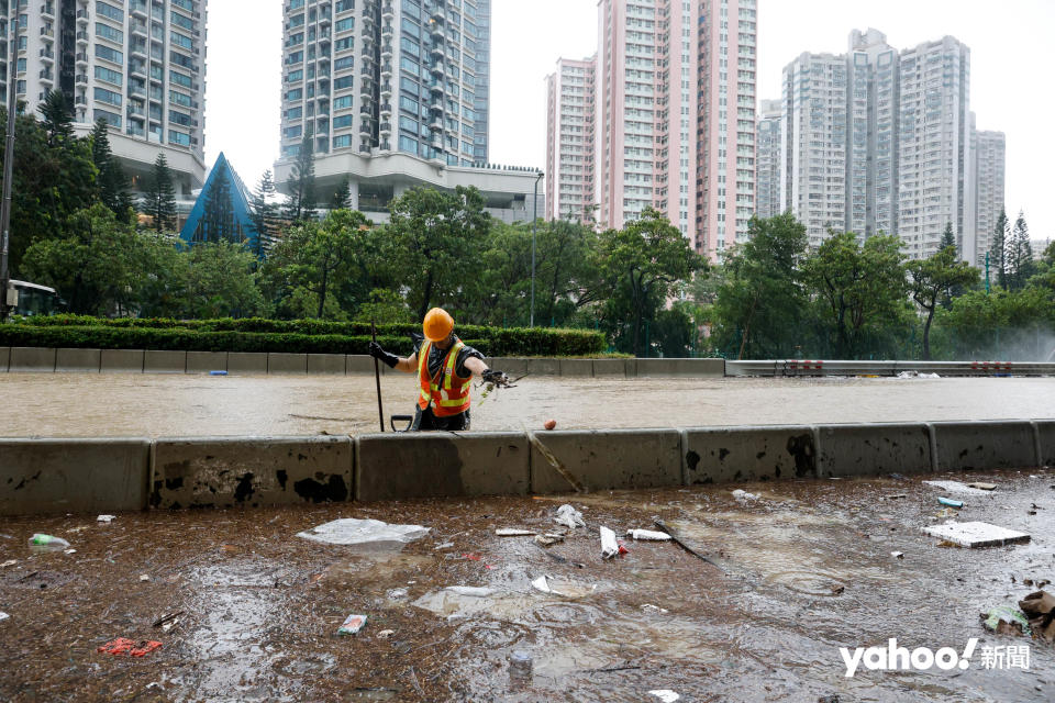 受世紀黑雨影響，黃大仙成為水浸重災區，黃大仙龍翔道一帶佈滿泥黃水，有工人持續施工搶修，大量垃圾隨水漂流。