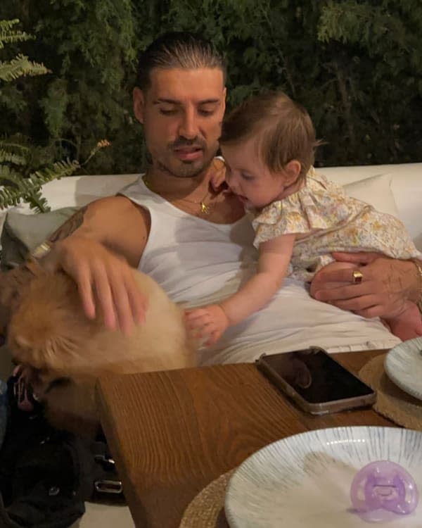 Fabio con su hija Violeta y su perrita Canela