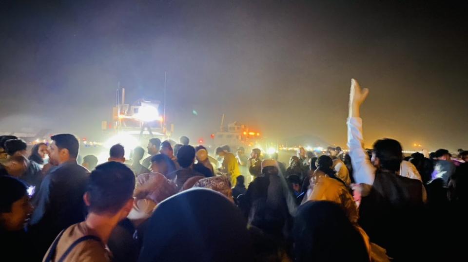 卡里米公開民眾逃到機場照片，而她也在人群中。（圖／翻攝自@sahraakarimi推特）