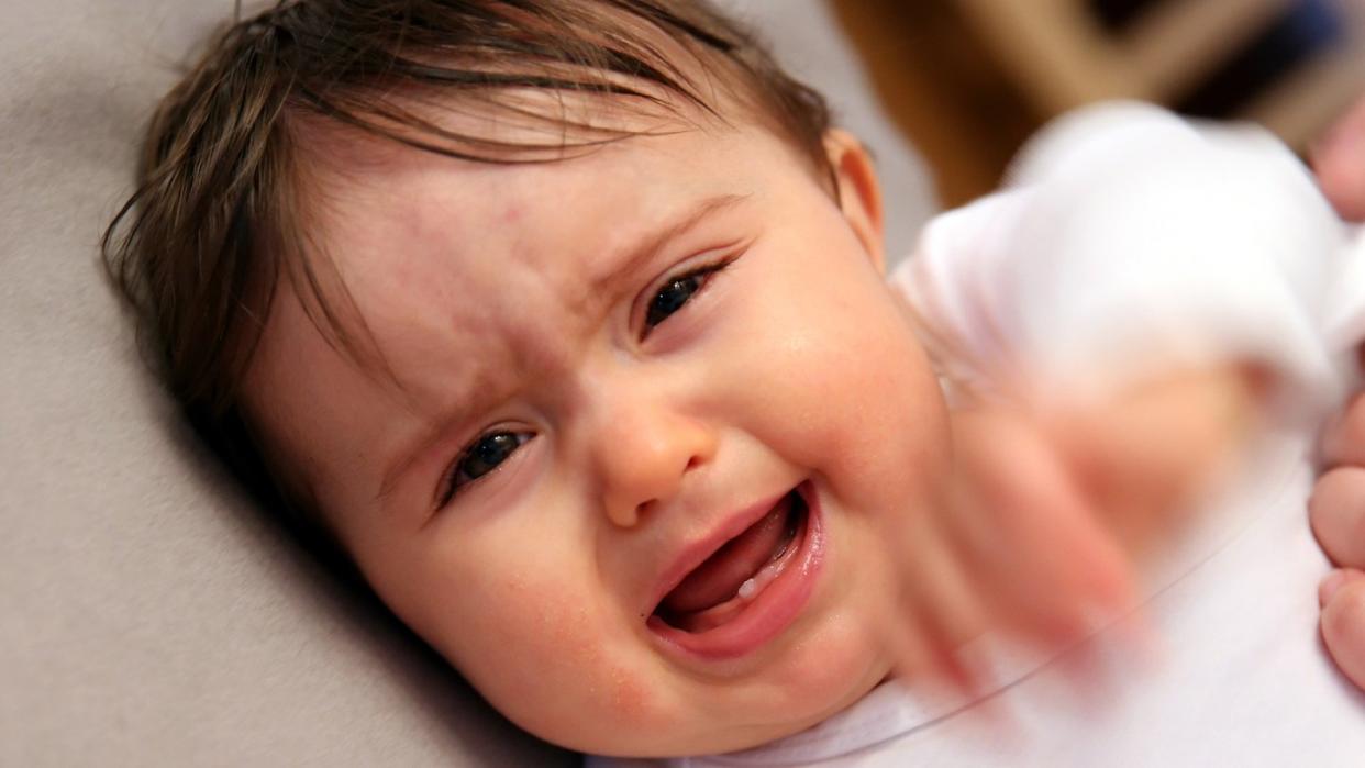 Wenn Babys weinen, müssen Eltern auf Ursachensuche gehen. Drücken körperliche Beschwerden, oder hat das Kleine einfach nur schlechte Laune?