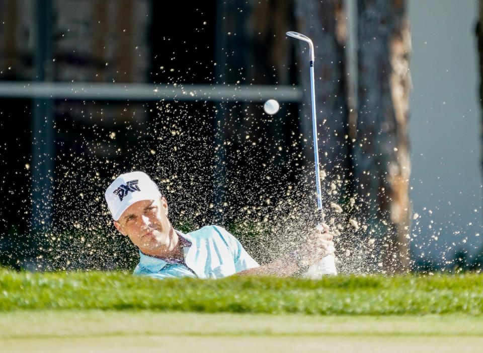 Eric Cole dispara desde el búnker del lado verde en el séptimo hoyo durante la ronda final del Honda Classic en el PGA National Resort & Spa el domingo 26 de febrero de 2023 en Palm Beach Gardens, FL.