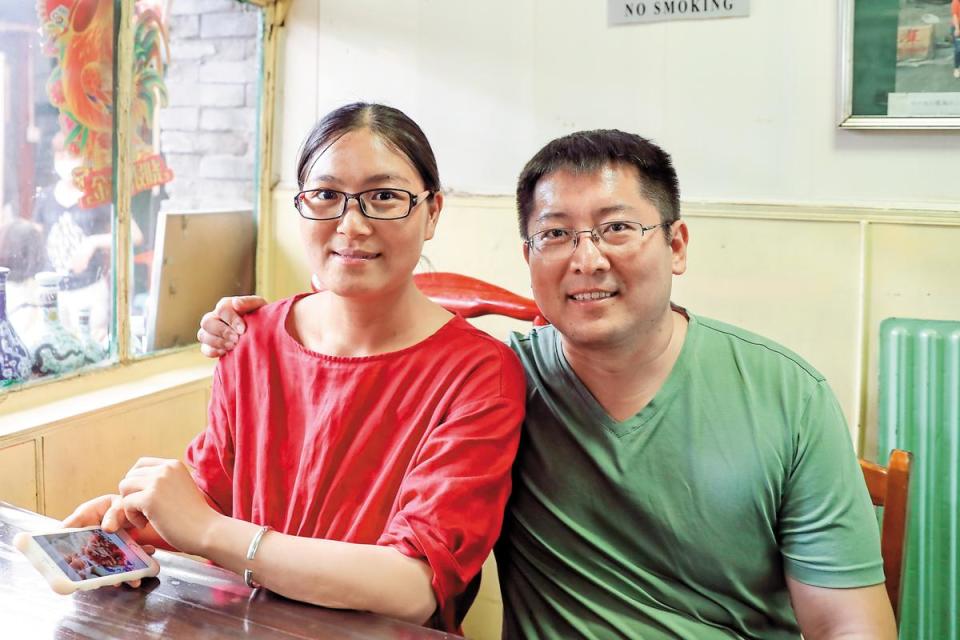 韋小姐（左）馬上要生產，還是要老公劉先生（右）帶她來吃利群烤鴨。