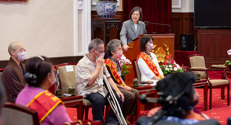 蔡英文總統接見「第30屆全國十大傑出愛心媽媽慈暉獎」得獎人，並對愛心媽媽們的辛勞與堅韌勇氣表達敬意 (總統府提供)