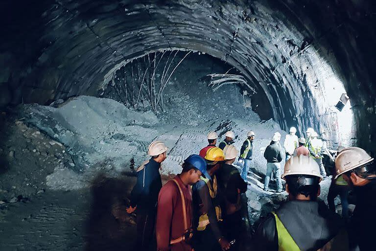 Los equipos de rescate se reúnen en el lugar donde se derrumbó un túnel en el distrito de Uttarkashi, en el estado indio de Uttarakhand.