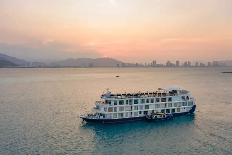 Romantic Sunset Journey with Dinner by Sea Coral Cruise. (Photo: Klook SG)