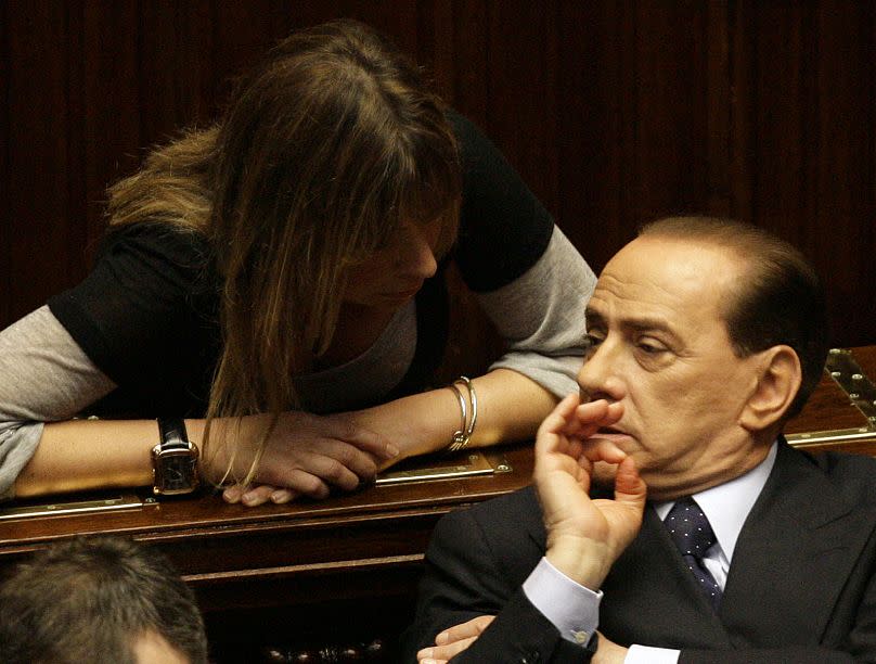 Italiens damaliger Premierminister Silvio Berlusconi im Gespräch mit Alessandra Mussolini im Mai 2008. (Bild: Andrew Medichini/AP)