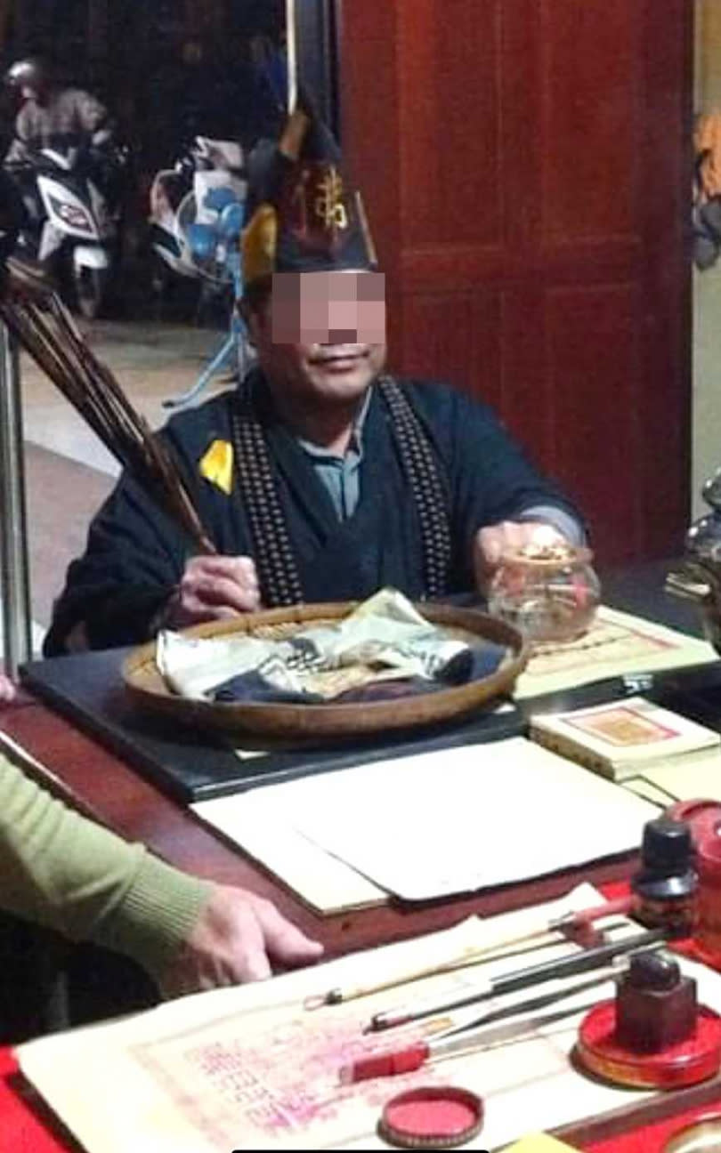 除了被控詐財之外，宮主邱男還曾以自己的尿液替信眾治病，而信眾卻因延誤治療而死。（圖／讀者提供）